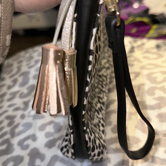 NWOT old navy canvas leopard print larger cosmetic bag with wristlet and tassel - Picture 3 of 6